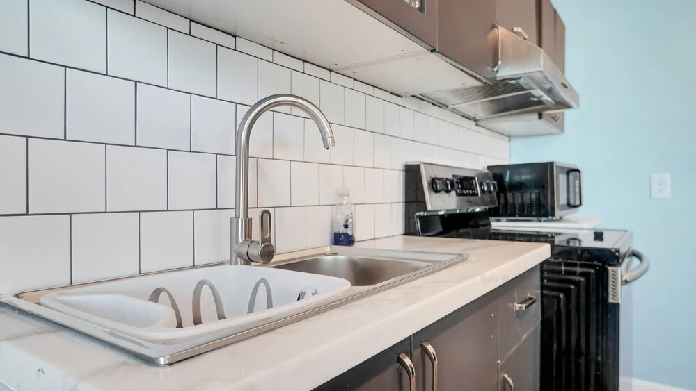 Newly Renovated Luxury Apartment Near Coffee Shops & More! 2 Bedroom Apts by Redawning
