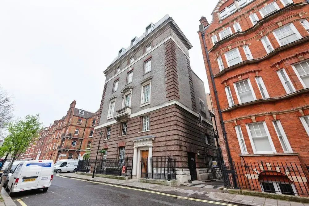 Stunning 3 Bed Apartment With Parquet Wooden Flooring in Baker Street