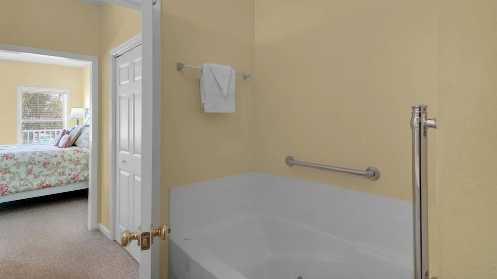 4-bedroom Cottage in Seacrest Beach ~ Gulf Views ~ Community Pool