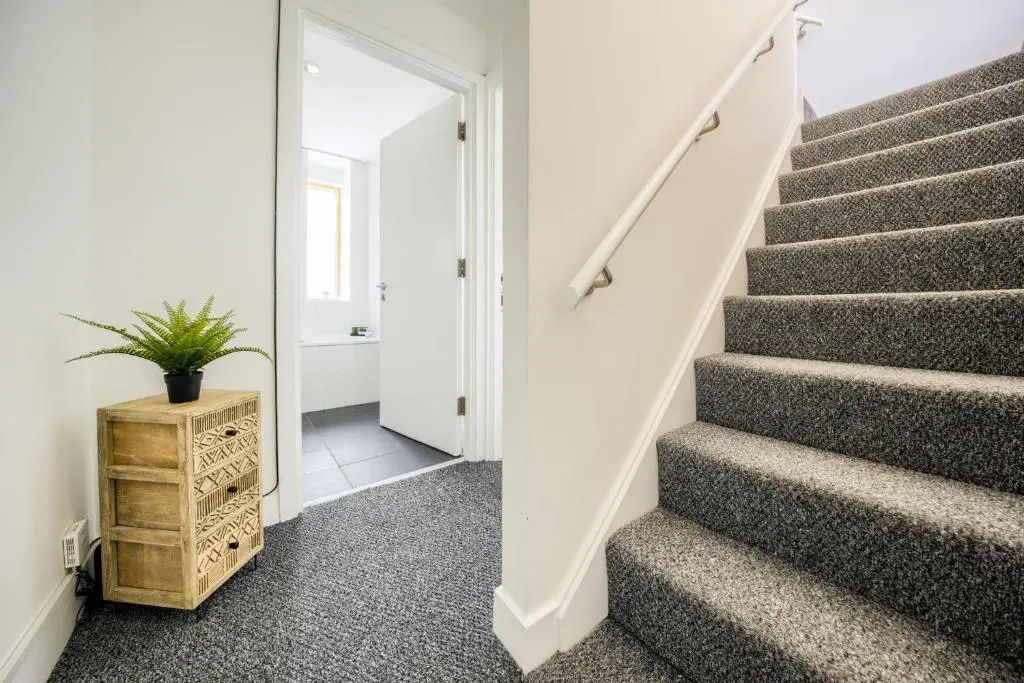 Coventry Luxury Townhouse City Centre Private Parking Sleeps 9 by EMPOWER HOMES rates incl VAT