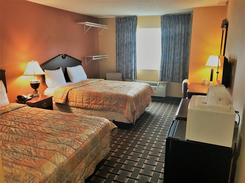 HomeTown Inn & Suites