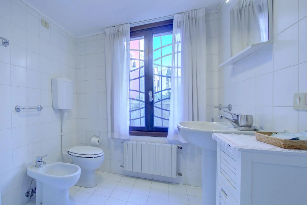 PANORAMIC 9 WINDOWS OVER GRANDCANAL, 3 bed, 2 bath