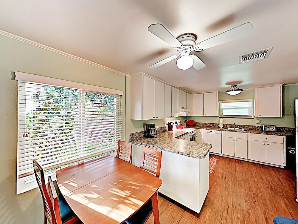 Tropical Oasis - 3 Minutes To Beach Home