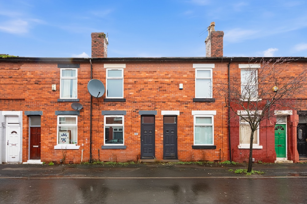 House - Sleeps 6 - On Street Parking