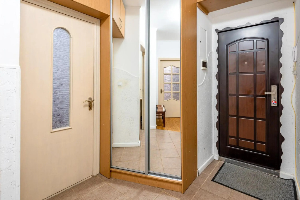 Just another comfy apartment on the main squere. 2 bedrooms, own heating, AC