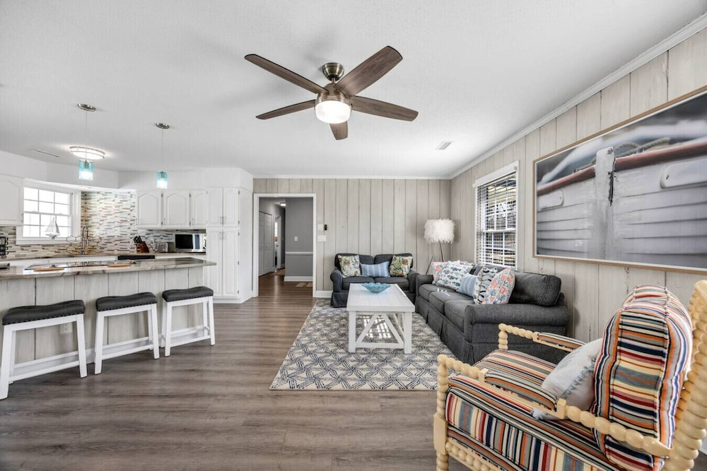 Sea La Vie Villa 3BD Beach Retreat fence yard