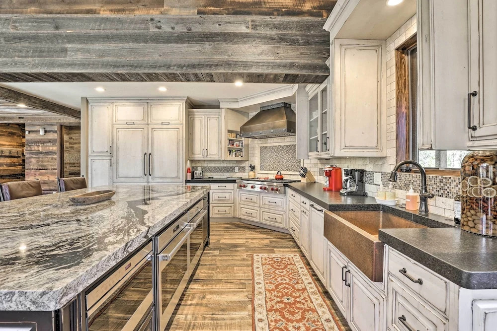 Walk to Lift: Luxe Villa w/ Hot Tub in Copper Mtn