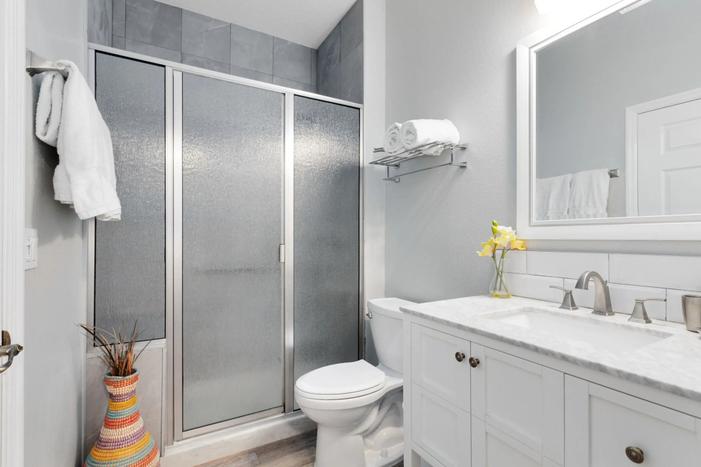 Newly upgraded modern 4BR/3BA private pool TH, Four Corners