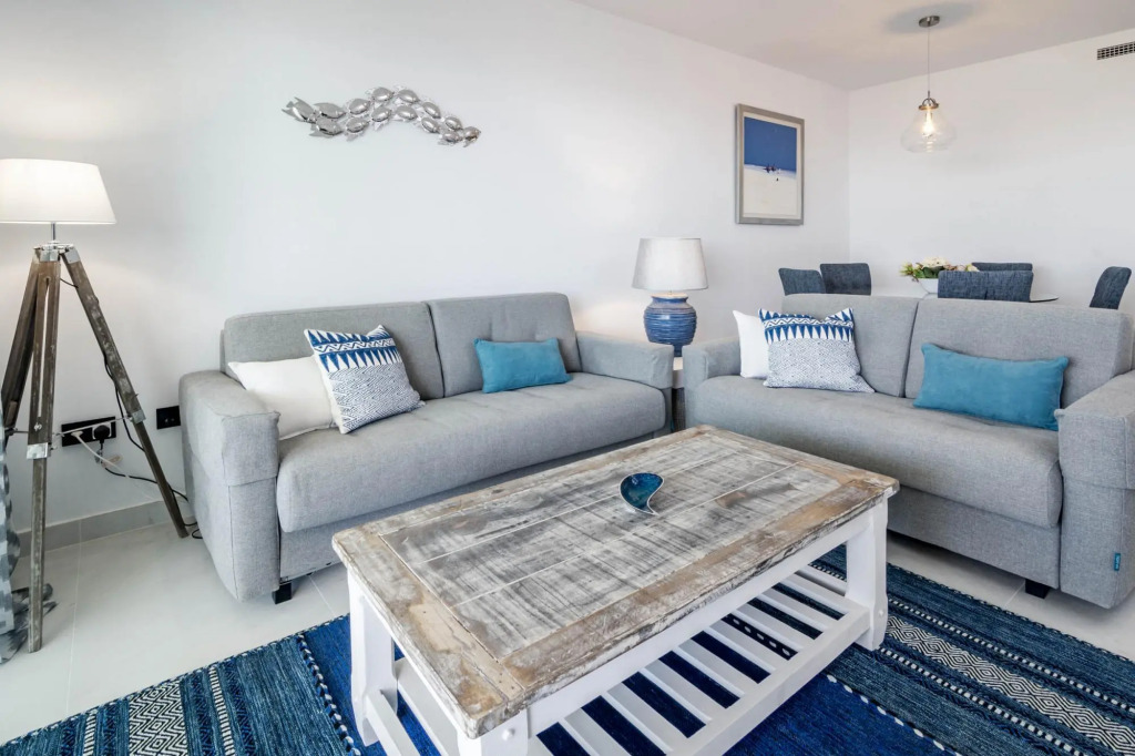 LAE23i- Apotel Estepona Hills by roomservices