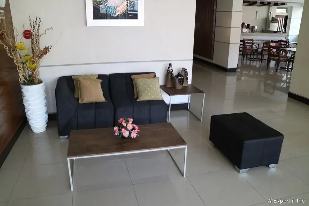 OYO 543 Negrense Suites