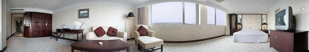 Beijing Xixi Friendship Hotel is located on Xidan Commercial Street and close to Tiananmen Square and the Forbidden City