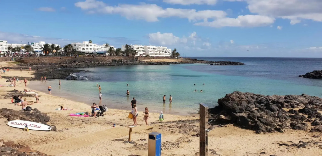 Comfortable houses Playa Roca beachfront access