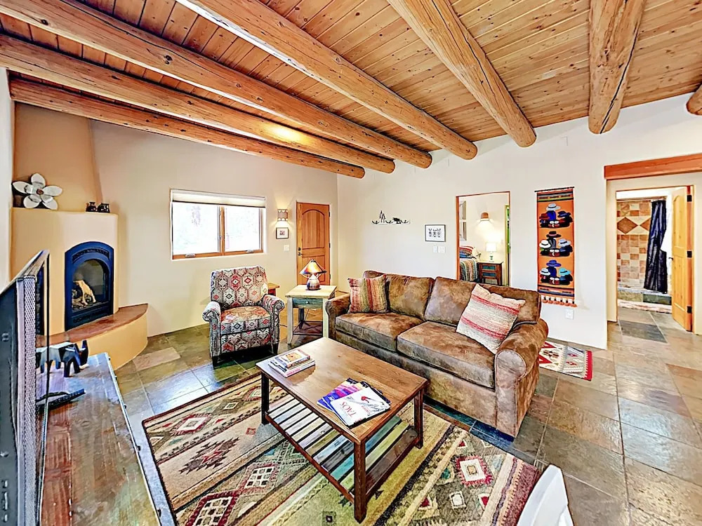 Cozy Oasis Near Plaza W/ Private Backyard & Grill 2 Bedroom Home