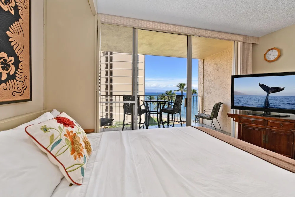 Royal Kahana #617 Studio Bedroom Condo by RedAwning