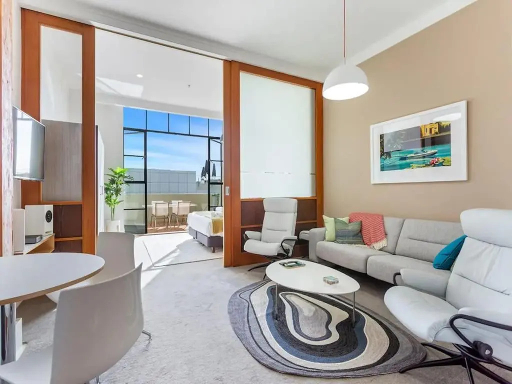 Lovely Bright Apt w/ Pool and Gym by Zodiak Stays