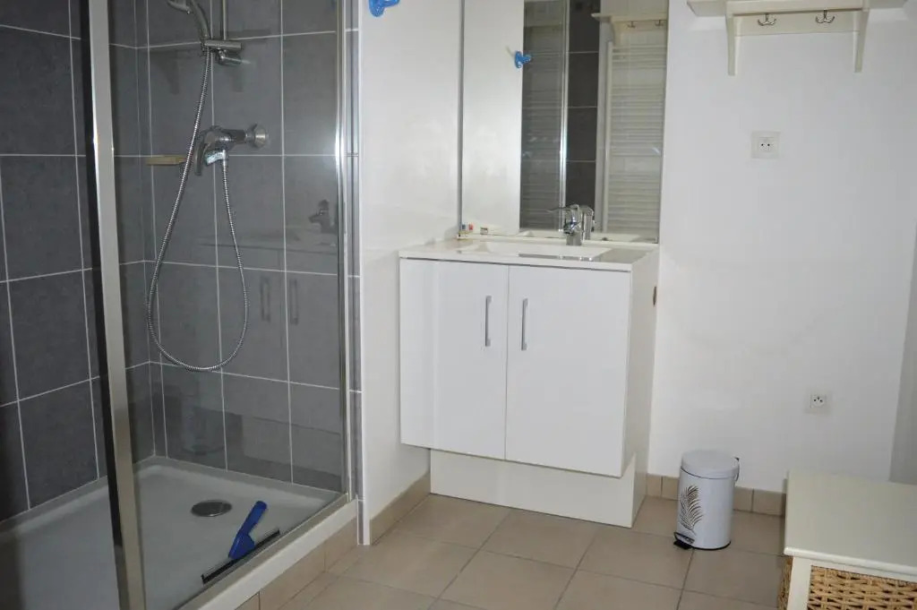 Appartement spacieux avec balcon - à 50m de la plage