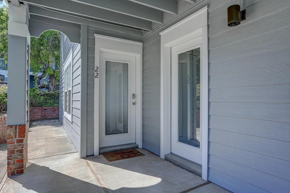 Alleys 22 Condo with Direct Deck Access by RedAwning