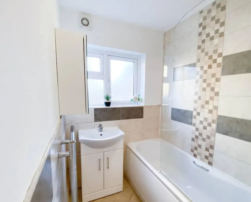 Central 4-bed House in Reading