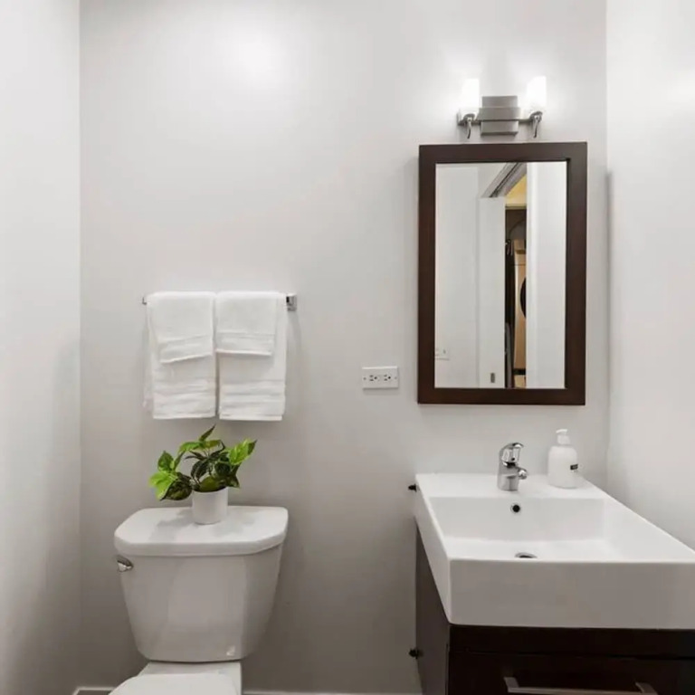 Sleek 2 Bed 2 Bath Condo in Trendy Fulton Market