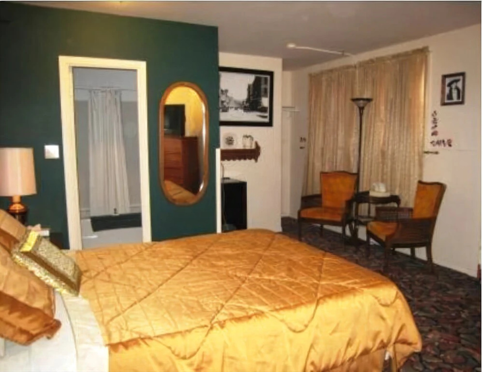 Deadwood Dicks Suites