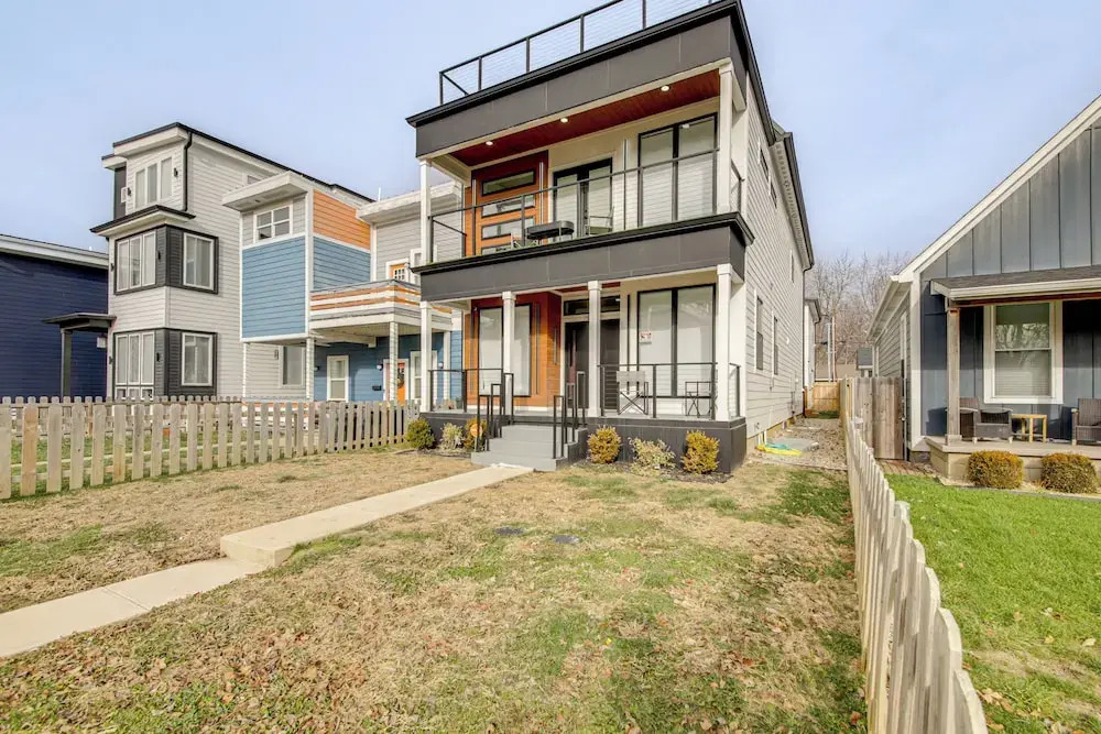 Home Theater + Rooftop Deck! Fountain Sq Stunner