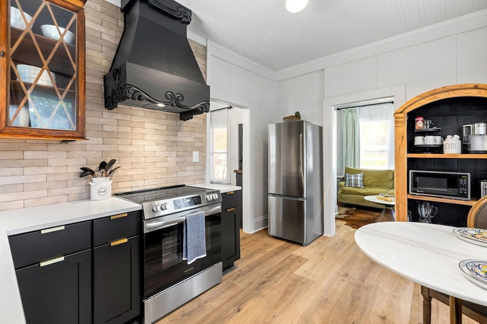 Cozy Cottage in the Heart of Johnson City