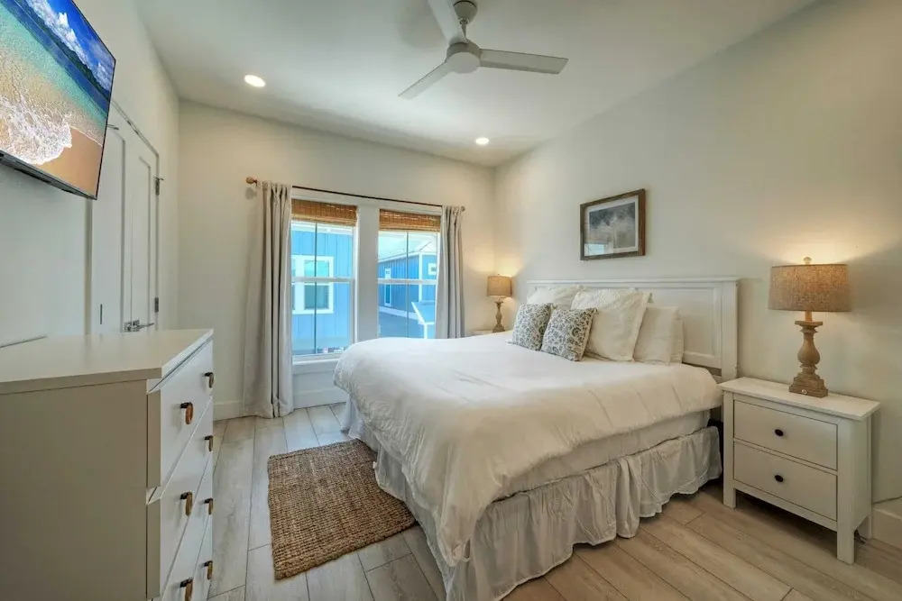 Luxury 4bdr Beach Retreat w/ Private Pool Walk to Dining + Shops Shore Thang