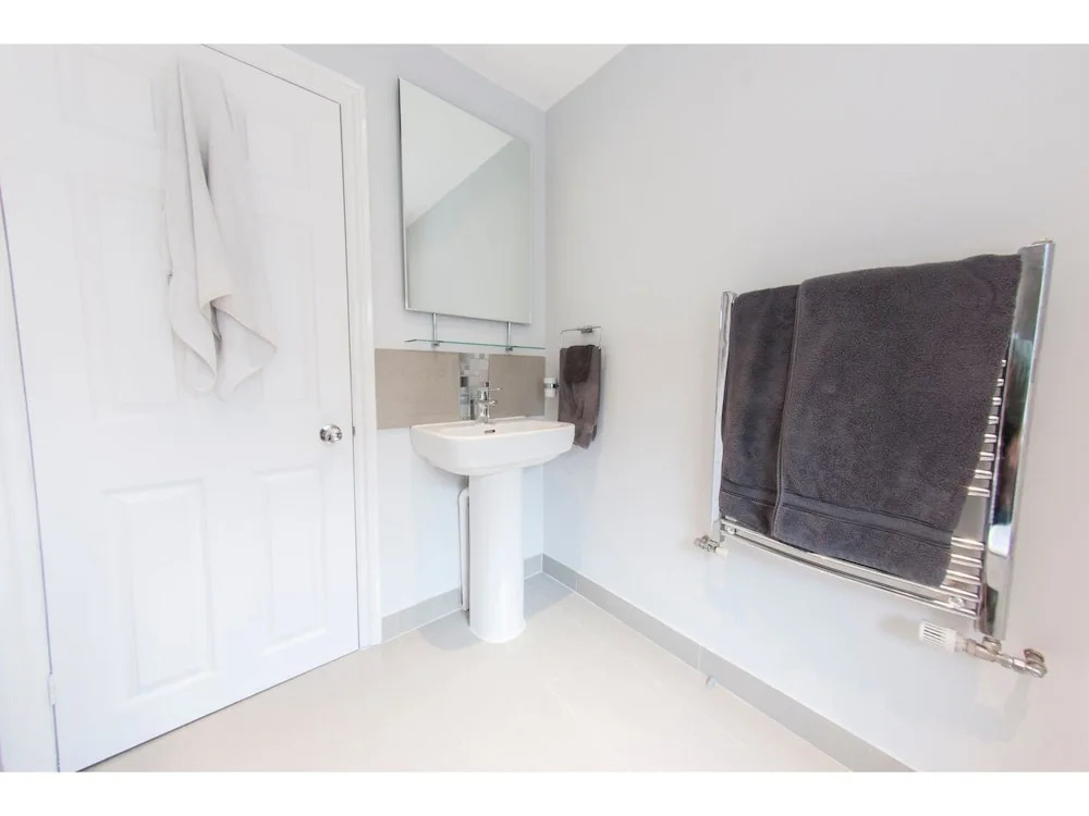 Bright & Spacious Garden Flat for 4 in London