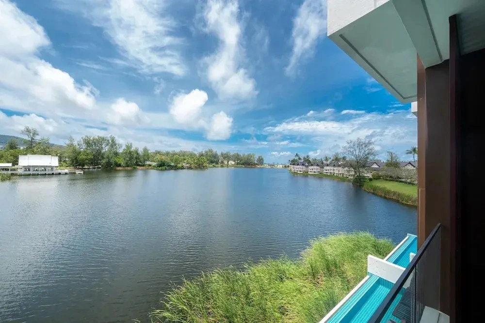 Angsana Lakeside Luxury 2Br Jazuzzi Suite