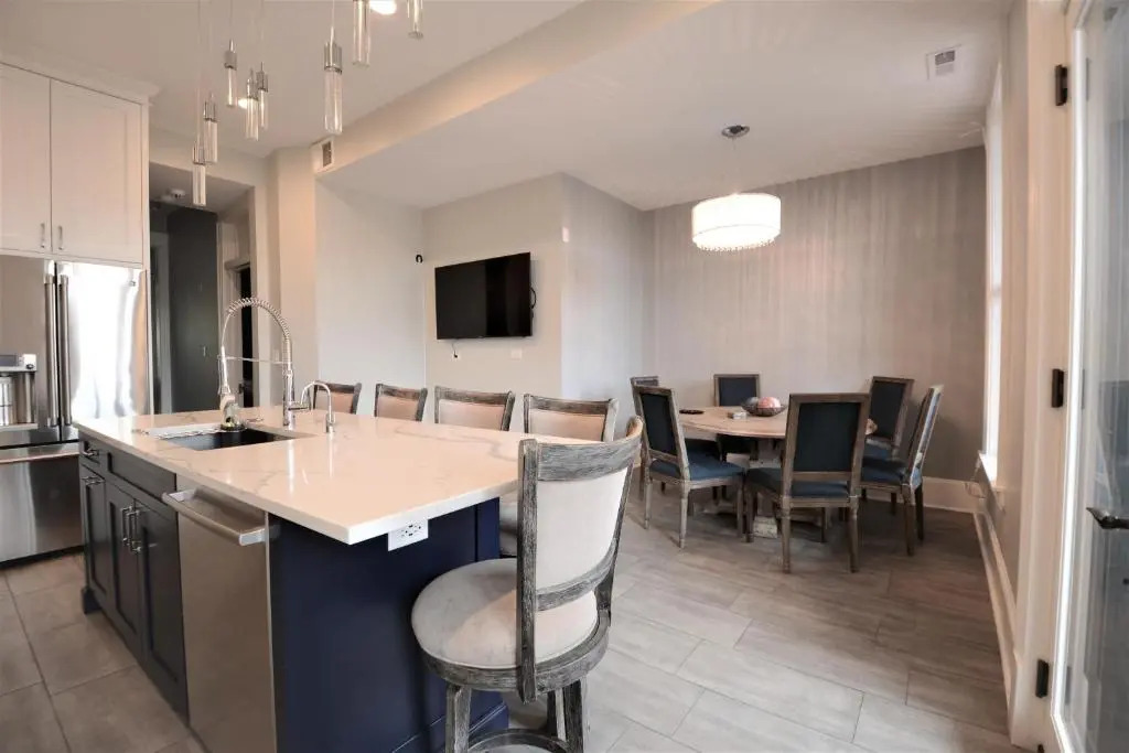 Penthouse Level, Stunning Wrigley Stay