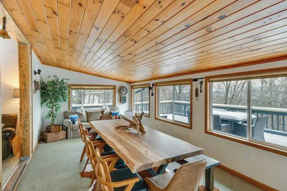 6 Mi to Skiing! Hot Tub Hideaway in Seven Devils