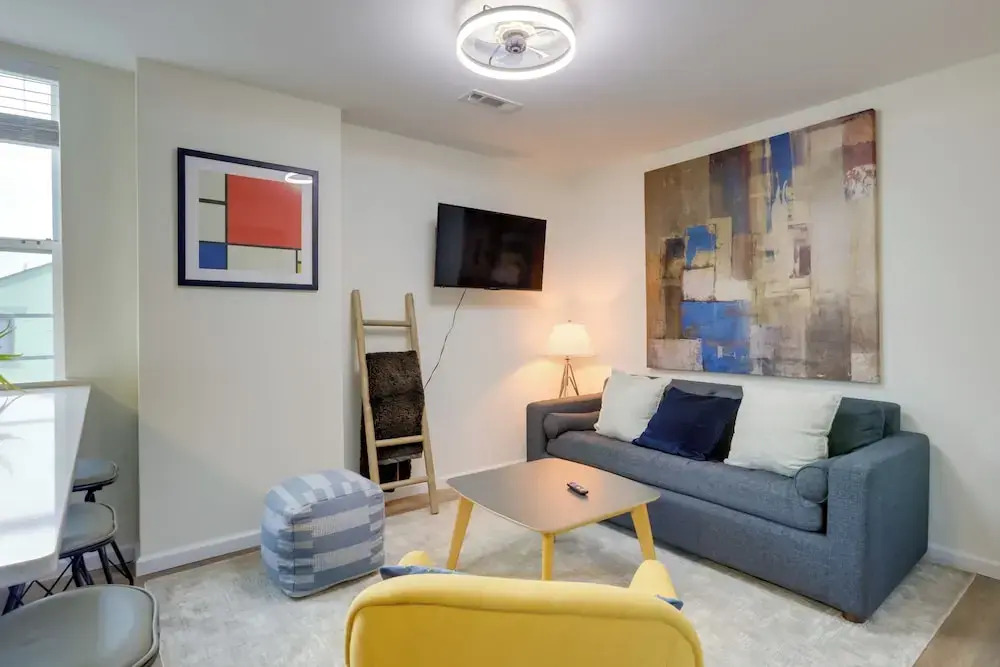 1 Mi to University of Cincinnati: 3rd-floor Condo!