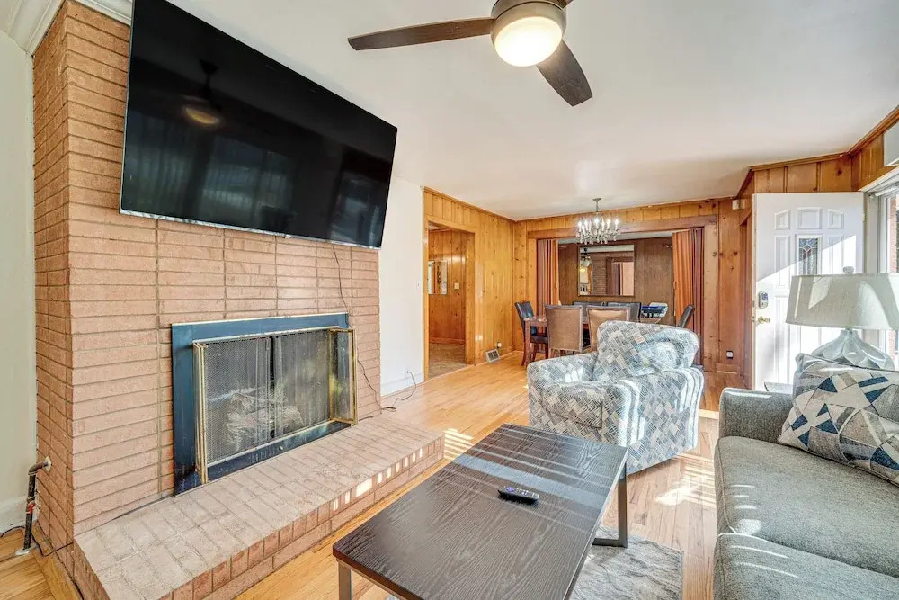 Spacious Lexington Abode w/ Pool Table & Fireplace