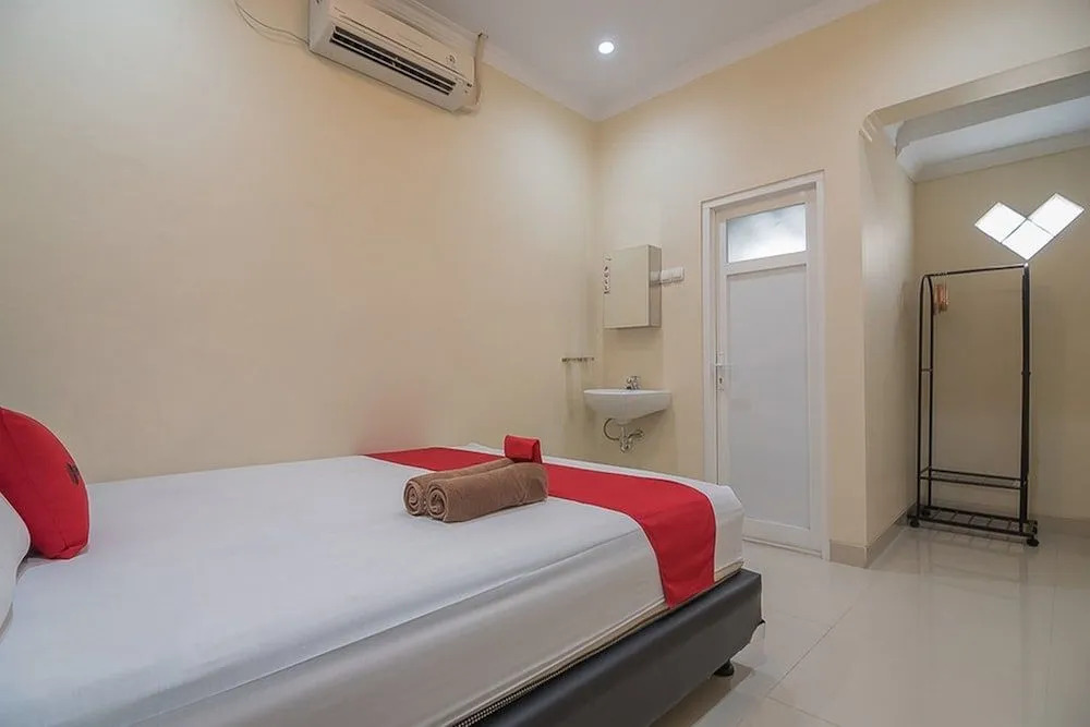 RedDoorz near Jalan Kusumanegara