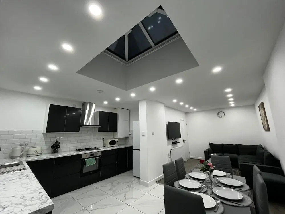 Spacious 4 Bed Home - Sleeps 7, Garden & Parking