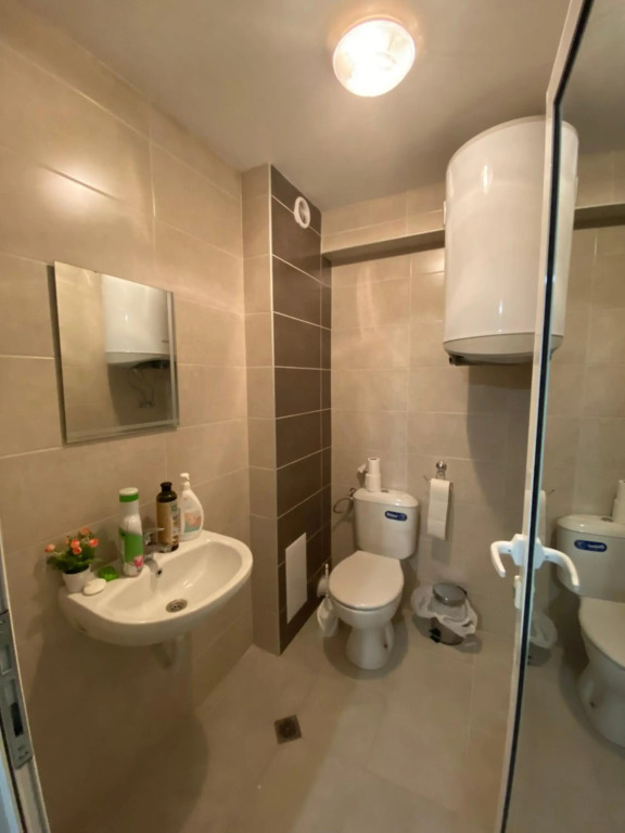Brand New Cozy 1BR flat with AC & FREE street Parking