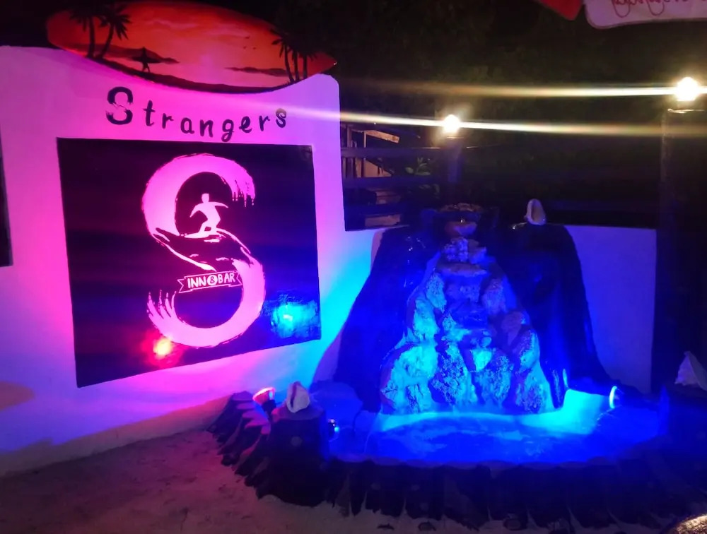 Strangers Inn&Bar