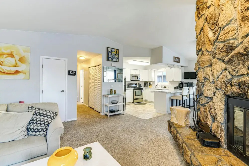 3 Mi to Dtwn: Apt w/ Shared Sauna in Anchorage