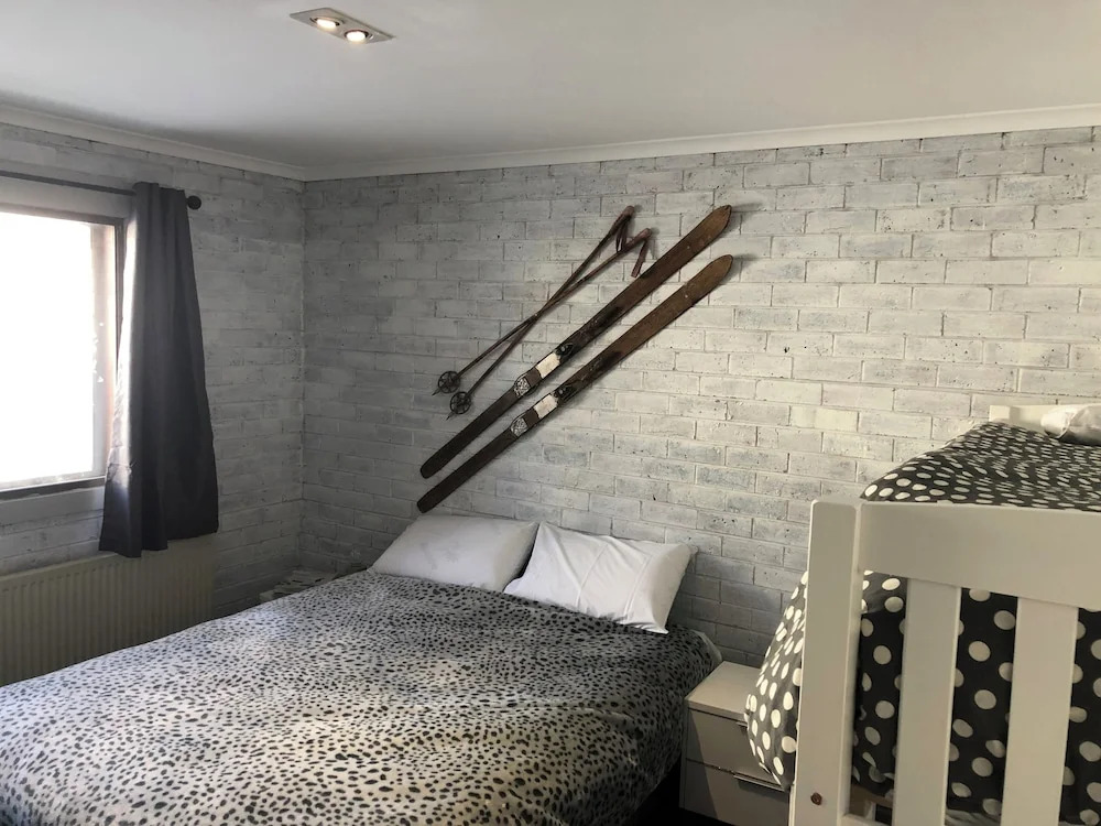 1 Bedroom Lawlers 24