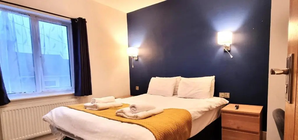 Spacious 6 Bedroom House, 4 Bathrooms, Central, 2 Parking Spaces