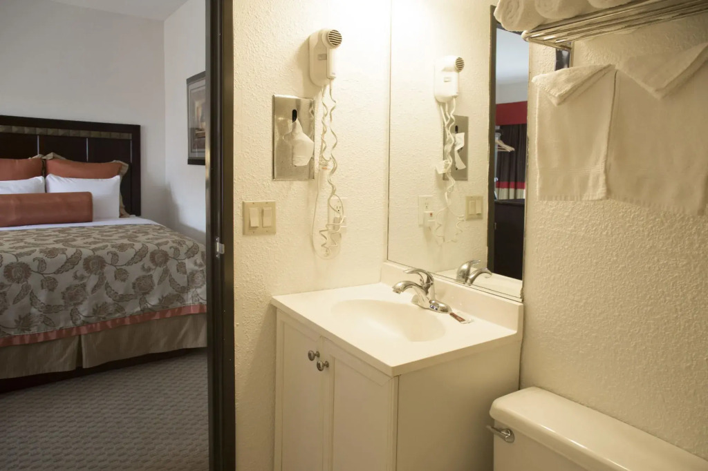 Harborview Inn & Suites-Convention Center-Airport-Gaslamp-Seaworld-Zoo-Balboa Park