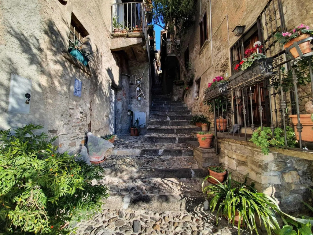 Snug apartment in Dervio with balcony or terrace