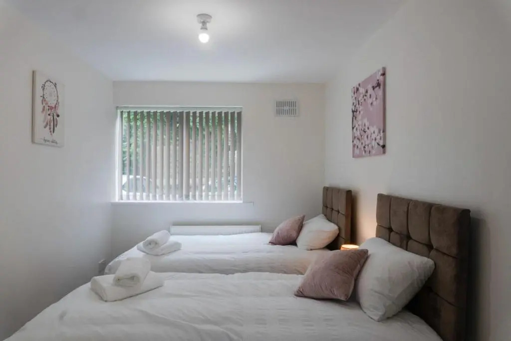 Gorgeous ground floor apartment + free parking