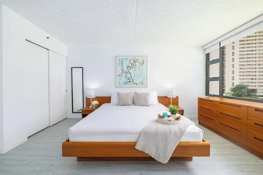 Waikiki Banyan Condo w/ King Bed & Parking, Near Beach
