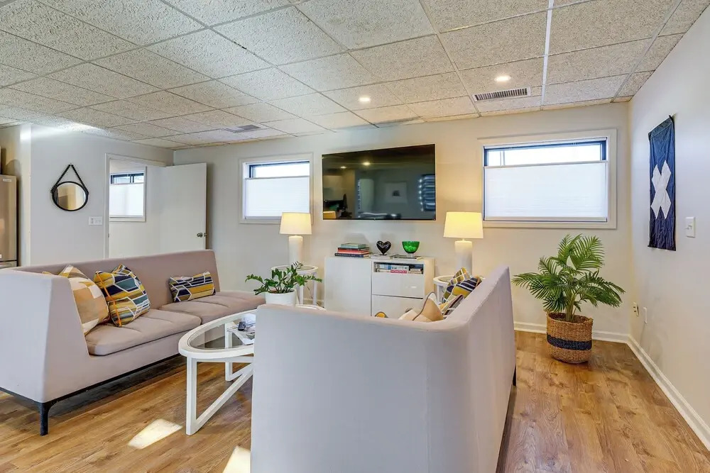 Between Restaurant & Brewery! Chic Perrysburg Apt