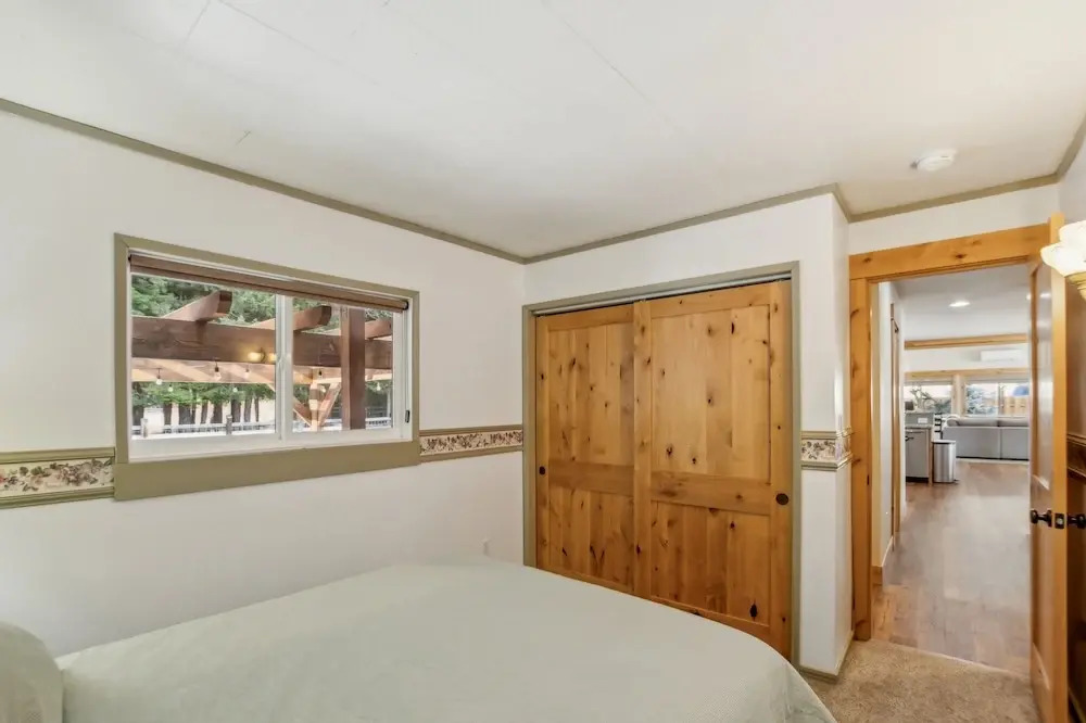 Mountain Retreat With Hot Tub, Game Room And Yard 3 Bedroom Home