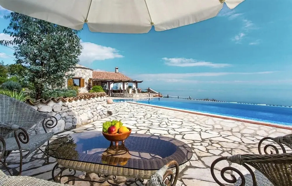 Nice Home in Brsec With Wifi, Private Swimming Pool and 4 Bedrooms