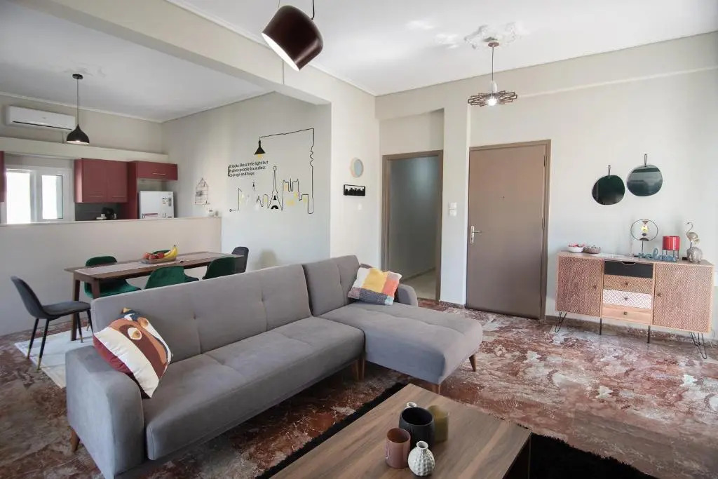 Emerald 110m2 entire floor apt steps to city’s heart