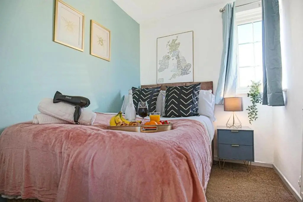 Petworth House - Central Milton Keynes - Smart TVs, Pool Table, Garden and Free Parking by Yoko Property