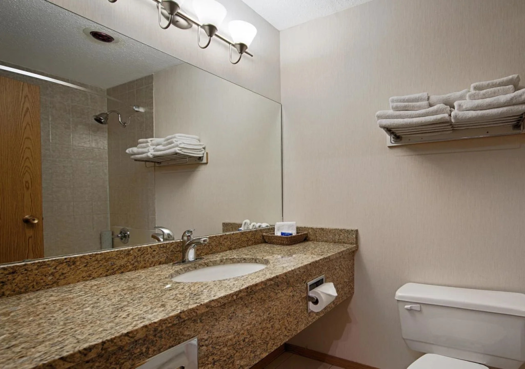 Invermere Inn & Suites